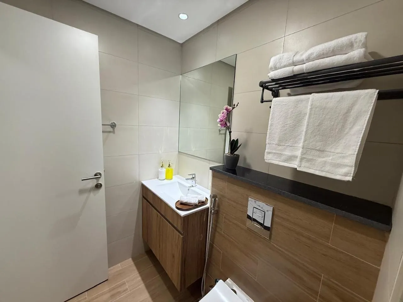 아파트 Chic Studio Near Cleveland By Central Stay 아부다비